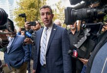 Rep Duncan Hunter a pledat vinovat pentru un delict, dar nu este inca pregatit sa demisioneze
