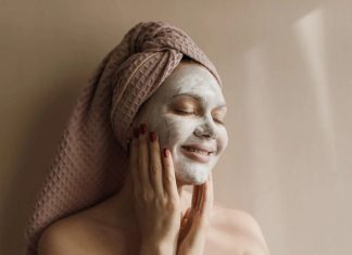 10 pasi pentru a-ti exfolia corect fata pentru o piele stralucitoare