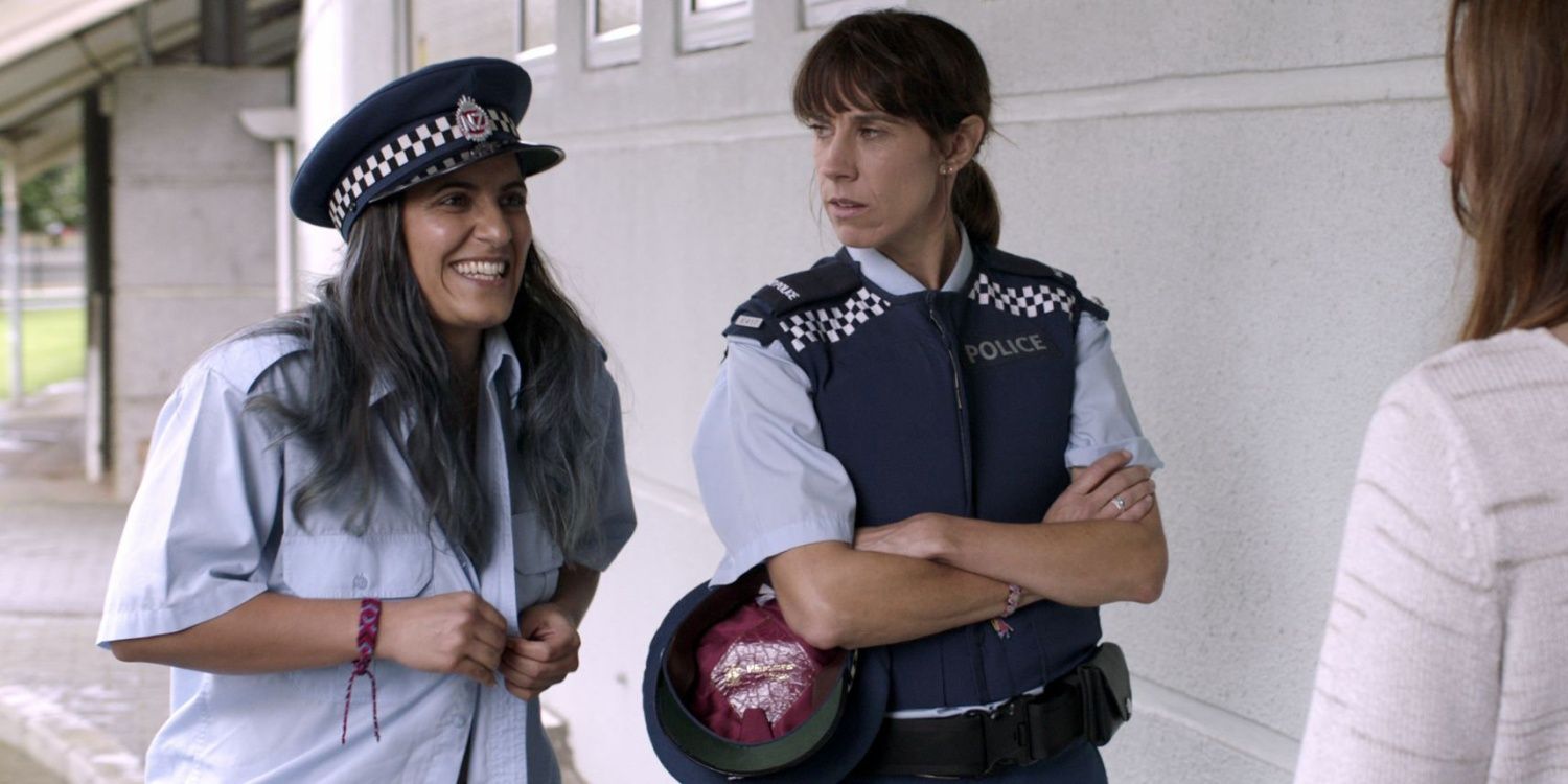 Jen si Mel din The Breaker Upperers in costume de politie.