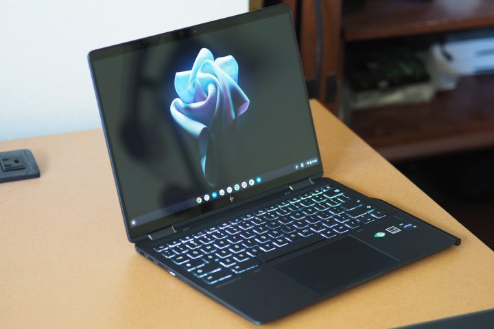 HP Elite Dragonfly Chromebook vedere inclinata frontala care arata afisajul si tastatura.