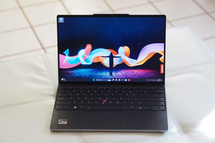 Vedere frontala Lenovo ThinkPad Z13 Gen 2 care arata afisajul si tastatura.