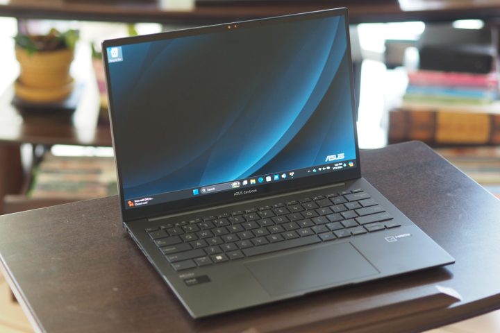 Asus Zenbook 14 Q425 vedere unghiulara frontala care arata afisajul si tastatura.