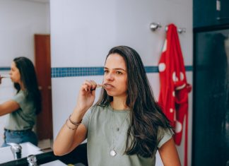 Tratament parodontoză: de ce lipsa durerii nu înseamnă că boala nu avansează